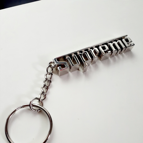 SUPREME KEYCHAIN - Picture 3 of 3